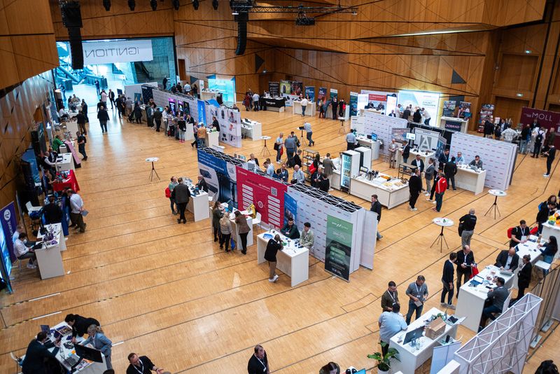 Auch an den jeweiligen Ständen kamen Gespräche nicht zu kurz.  (Bild: Niklas Christensen)