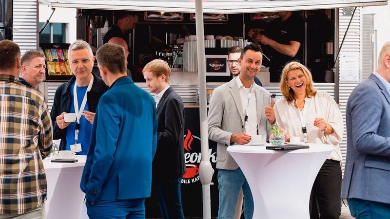 Mit dem hervorragenden Barista-Kaffee vom „Kaffeeonkel“ fiel der Start in den zweiten Veranstaltungstag deutlich  leichter. Immerhin hatten viele Teilnehmer am Vorabend bei der Verleihung des Automotive Business Awards fröhlich und lange gefeiert. (Bild: Stefan Bausewein)