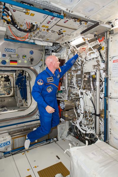 ESA-Astronaut Alexander Gerst installiert den «Electromagnetic Levitator» (EML) an Bord der ISS. An diesem Instrument führte Gerst später auch die Versuche der Empa mit metallischen Gläsern durch. (Bild: Nasa)