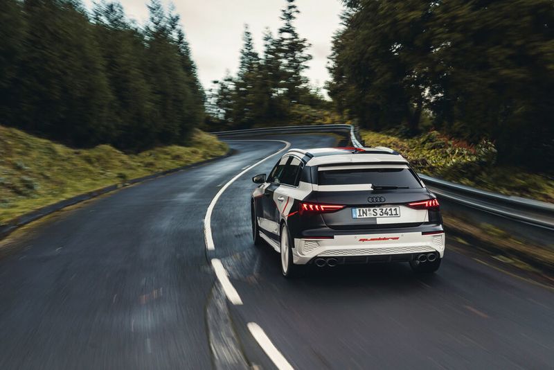 Über den „Drive-Select“-Schalter hat der Fahrer die Wahl zwischen fünf unterschiedlichen Modi: „comfort“, „dynamic“, „auto“, „effizient“ und „individual“. (Audi)