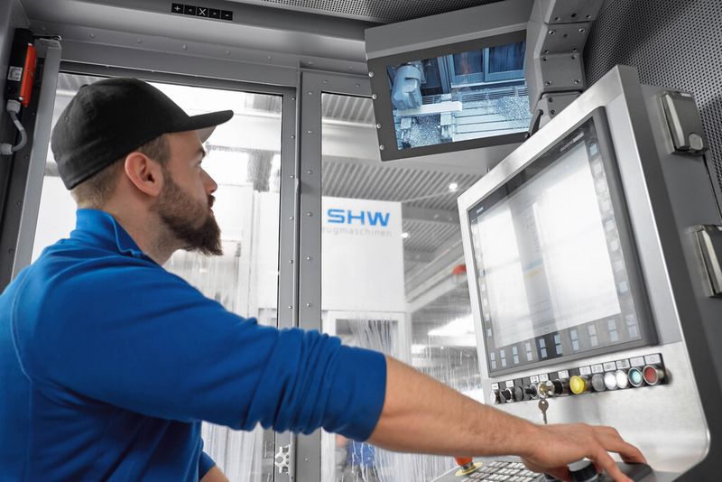 Die SHW-Maschinen bringen Riva große Flexibilität und eine hohe Maschinenverfügbarkeit von über 90 %. Das ist notwendig in der oftmals sehr kurzfristigen Fertigungsplanung. Hochauflösende Monitore in der Bedienkabine sorgen stets für freie Sicht auf Werkstück und Werkzeug. (Bild: SHW/Jan Walford)