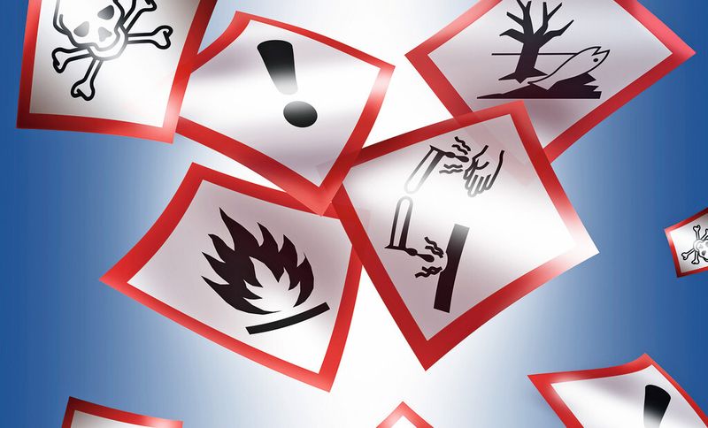 Egal ob Gefahrstoffe als Probelieferungen zugesendet oder über Dienstleister mitgebracht wurden – die Wege sollten untersucht und prozessseitig gesteuert werden. (© ernsthermann - Fotolia)