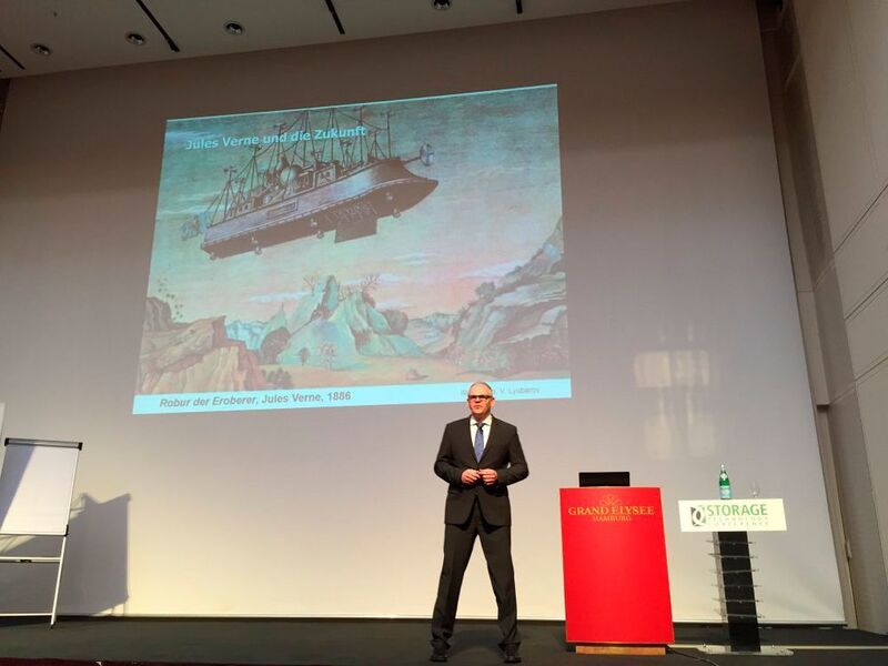 Dr. Axel Koester eröffnete seine Keynote zur Zukunft der Speichertechnologie mit einem Rückgriff auf Jules Verne. (Vogel IT)