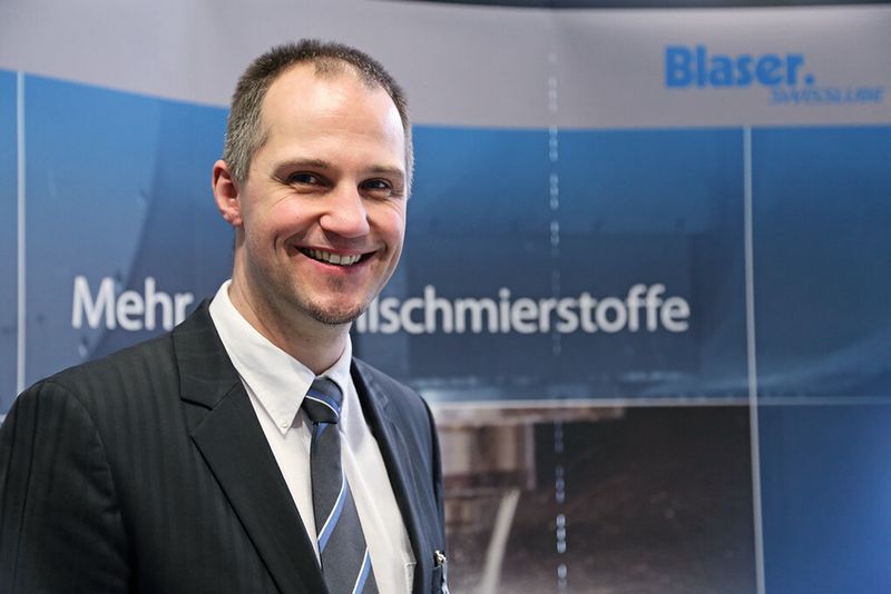 Dr. Nicolas Jochum (Blaser Swisslube, industry partnership) präsentierte eindrücklich, was ein «richtiger» Kühlschmierstoff aus einem Fertigungsprozess rausholen kann. (Bild: M. Böhm)