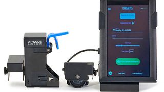 Das problemlos koppelbare Zusatzmodul AP-Code Date Coder spart Kosten und steigert die Effizienz in der Produktion. Handkodiergeräte gehören damit künftig der Vergangenheit an. (Bild: DTM Print)