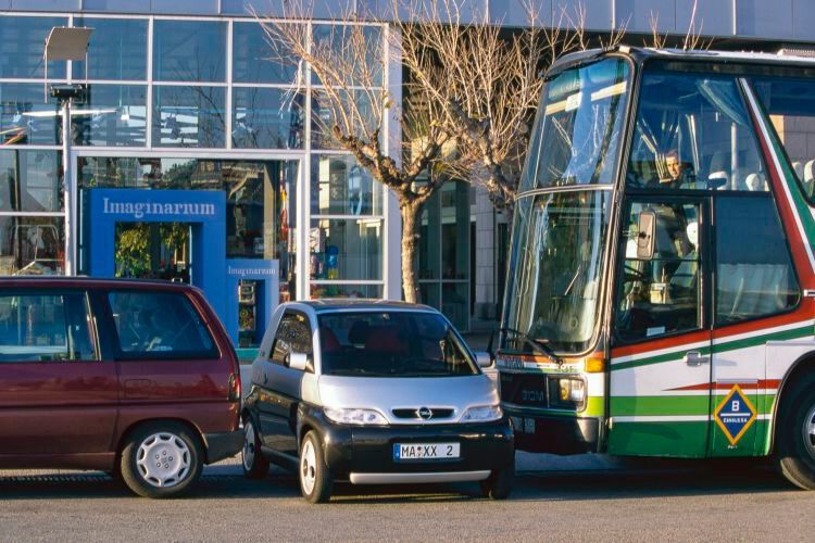 Mit knapp drei Metern Länge ein bisschen zu lang für klassisches Querparken zwischen Pkws. Wenn jedoch auch ein Bus da stand, konnte man seinen Maxx schon mal in ein solche Kleinlücke stellen – dachten sich zumindest die Marketingstrategen bei Opel. (Bild: Opel)