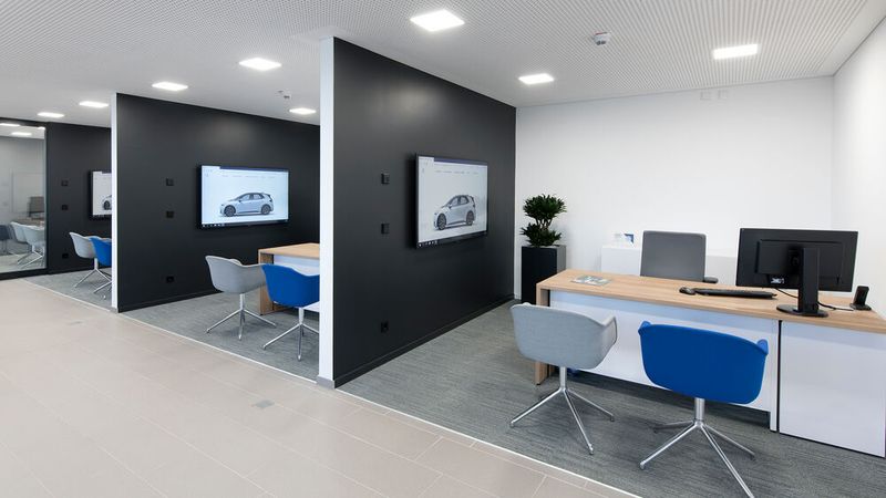 Eine Scherer-Eigenentwicklung sind die Konfigurator-Lounges mit großem Monitor. (Bild: Scherer-Gruppe)