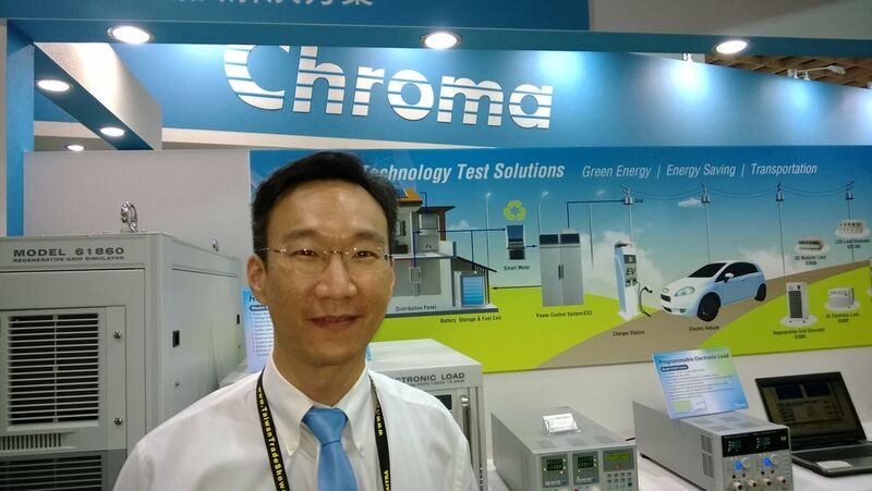 Sichtlich stolz: Phillip Chou vom Testgerätehersteller Chroma. Chroma liefert Testlösungen unter anderem für die Zertifizierung von Wechselrichtern von Solaranlagen. (Foto: Franz Graser)