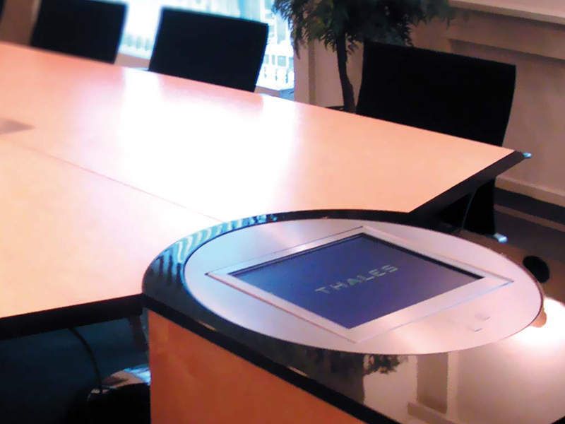 Das Info-Display Flex Turn ist fest und unauffällig in ein Konferenzraum-Möbel integriert. (Archiv: Vogel Business Media)