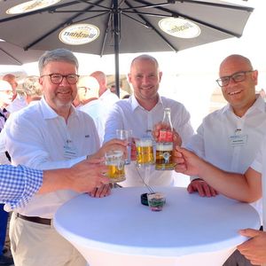 Ein Hoch auf die Bundesfachschule in Northeim: (v. l.) Jascha Bräuer (Santander), Achim Kreyenpoth	 (BDK), Martin Guse (BDK), Ruben Schäfer (Kfz-Innung Mittelbaden) und Benjamin Jakob (Autohaus Jakob).(Bild:  Zietz – »kfz-betrieb«)