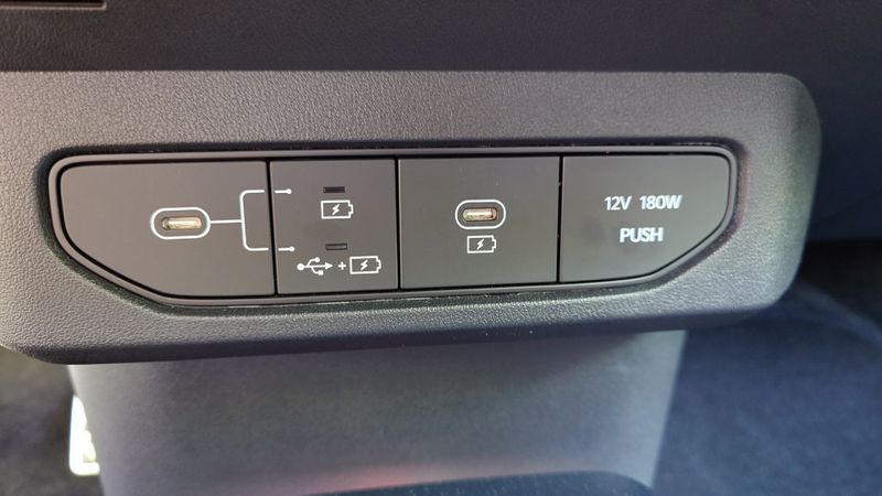 Per USB-C laden oder auch Daten übertragen? Das lässt sich mittels Taster für einen der beiden Ports einstellen. (Bild: Thomas Günnel – Automobil Industrie)