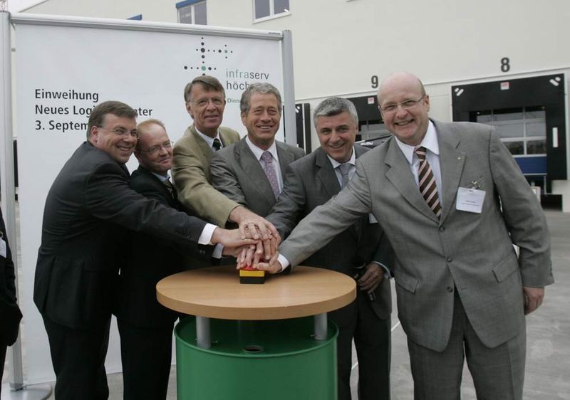 Startschuss für das Logistik-Center (von links): Dr. Roland Mohr, Geschäftsführer Infraserv Höchst, Jochen Schmidt, Geschäftsführer Infraserv Logistics, Stadtverordnetenvorsteher Karl-Heinz Bührmann, Wirtschaftsminister Dr. Alois Rhiel, Alois Strott, Vorsitzender der Geschäftsführung von Infraserv Logistics, und Jürgen Vormann, Vorsitzender der Geschäftsführung von Infraserv Höchst.  (Bild: Infraserv Höchst)