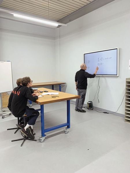 Des formateurs investis accompagnent les apprentis durant leur formation au CAAJ. (Source : CAAJ Moutier)