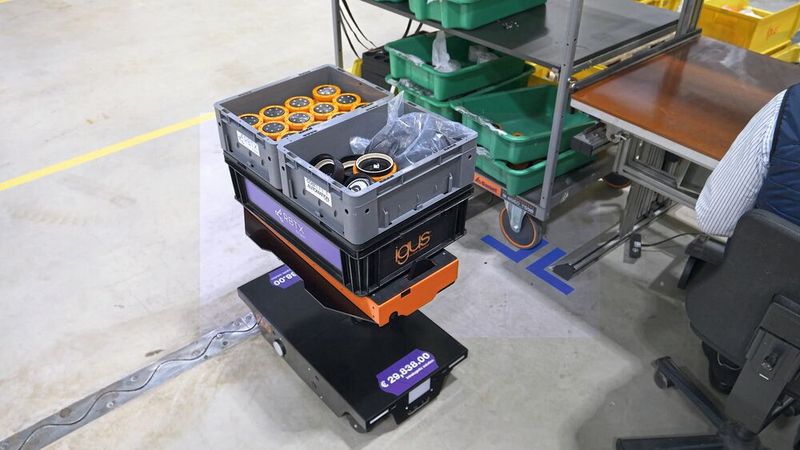 Das kostengünstige FTS unterstützt die Igus-Mitarbeitenden auch bei der Montage des Rebel Cobots.  (Bild: Igus)