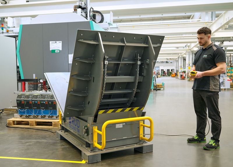 Mit dem Werkzeugwendetisch RUD Tecdos TM braucht Arburg nicht mehr rund 45 Minuten für das Werkzeugwenden, sondern im Idealfall nur noch 45 Sekunden! Die Arbeit mit einem Kran ist passé. (Bild: RUD / Jensen)