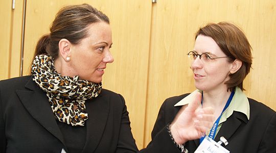 Letzte Absprachen des Organisationsteams vor dem Start (v. li.): Annette Weißenberger und Dr. Karin Bayha. (Archiv: Vogel Business Media)