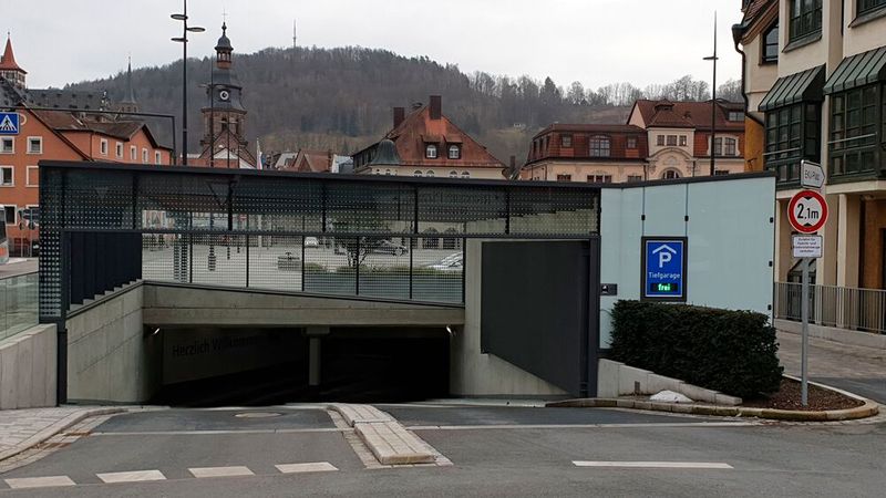 Die Deckenhöhe sei zu niedrig, um brennende E-Fahrzeuge aus der Tiefgarage zu ziehen, so begründet die oberfänkische Stadt Klulmbach das Einfahrverbot für Stromer. (Bild: Michael Möschel)