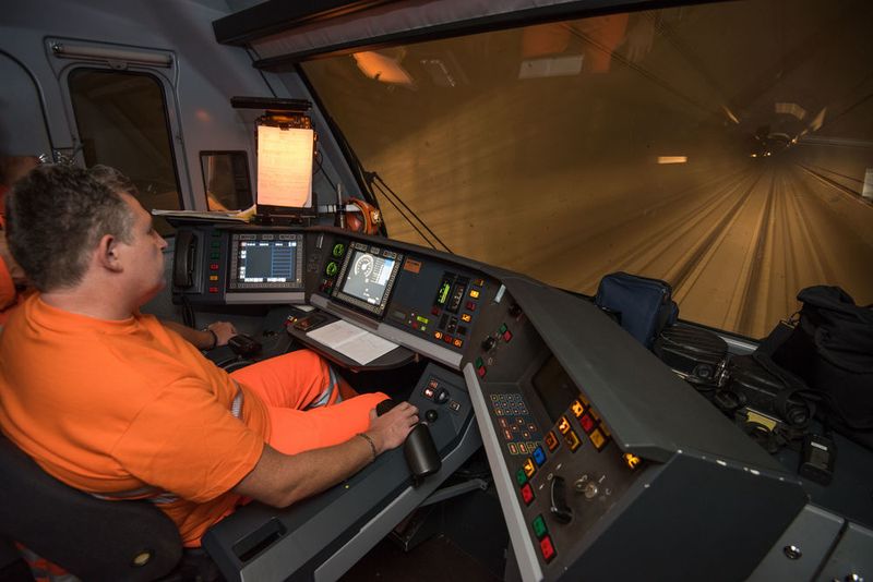 Nach über 20 Jahren Planungs- und Bauzeit wird in der Schweiz die Fertigstellung des Gotthard-Basistunnels gefeiert – der längste Eisenbahntunnels der Welt. Jede Menge Technik sorgt für einen reibungslosen Schienenverkehr. So wird beispielsweise Messtechnik von Endress + Hauser für die Tunnel-Entwässerung eingesetzt. (AlpTransit Gotthard AG)