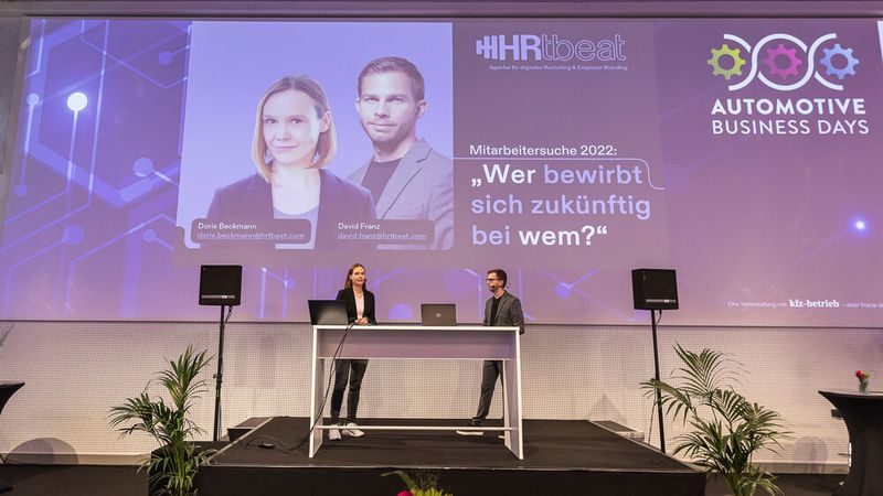 „Wer bewirbt sich zukünftig bei wem?“, fragten Doris Beckmann und David Franz von der Personalagentur HRtbeat das Publikum – und lieferten auch gleich die Antworten. (Bild: Stefan Bausewein)