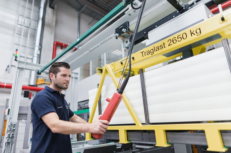Um die Prozesse von der Fertigung bis zum Versand miteinander zu verzahnen, haben dieFördertechnik-Experten gemeinsam mit dem Lieferanten Herrmann und Hieber maßgeschneiderte Komponenten entwickelt: Die Basis für den vollautomatischen Transportund die Lagerung der bis zu 3 Meter langen Halbzeug-Platten und -Stäbe sind sogenannteSkids. Diese Warenträger können mit bis zu 2,5 Tonnen belastet werden. (Bild: Ensinger)