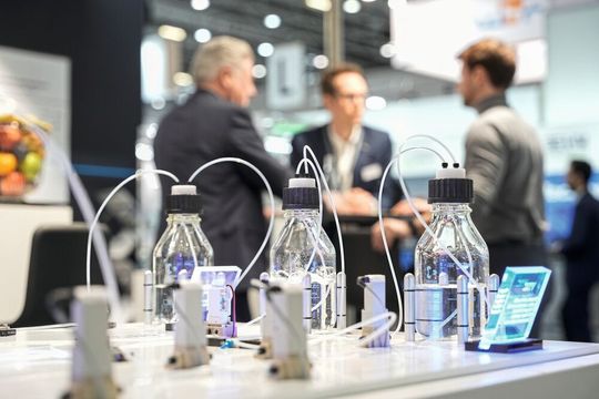 Die Compamed 2026 wird vom 16. bis 19. November in Düsseldorf parallel zur Medica auf technologische Grundlagen der Medizintechnik richten.(Bild:  Messe Düsseldorf / Tillmann)