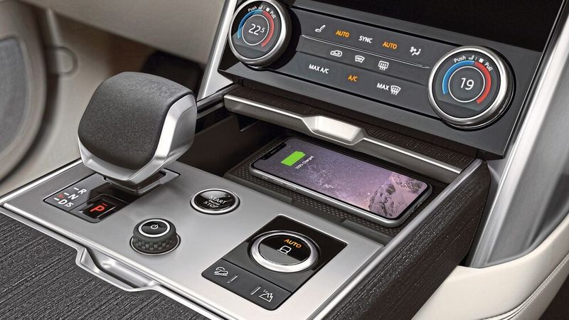 Wie hier beim Range Rover der Baureihe L460 existiert oft für die EPB kein expliziter Schalter. Stattdessen wird beim Range Rover die Getriebetaste P betätigt.(Bild:  Jaguar Land Rover)