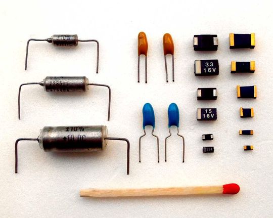 The image shows a group of tantalum electrolytic capacitors.  (Source:  Tantal-P1100196c. /Elcap, Jens Both / CC BY-SA 3.0)