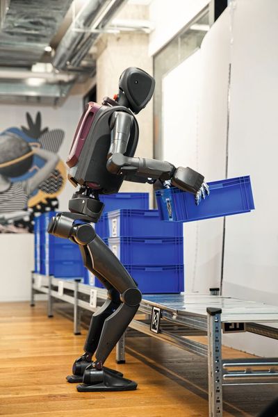 Dynamische Anpassung: Die Interaktion mit bestehenden Regalsystemen und Behältern zeigt, wie sich die Roboter an wechselnde Anforderungen und vollständige Arbeitsabläufe in der Praxis anpassen müssen. (Bild: Mentee Robotics)