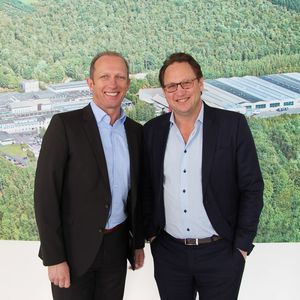 Geschäftsführer der Schäfer Werke Rainer Bröcher und Fabrikado Geschäftsführer Thomas Hoffmeister (vlnr.)