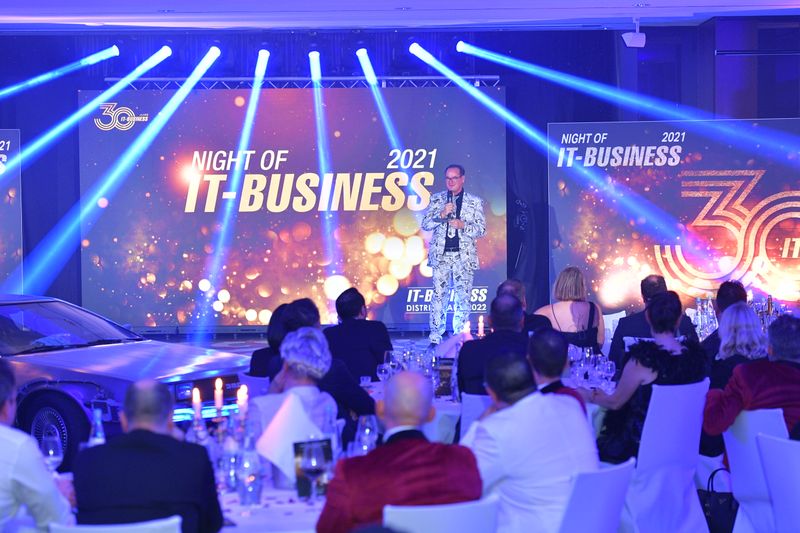 Geschäftsführer Werner Nieberle, IT-BUSINESS, bedankt sich für die gemeinsamen 30 Jahre in der IT! (Hannes Magerstaedt)