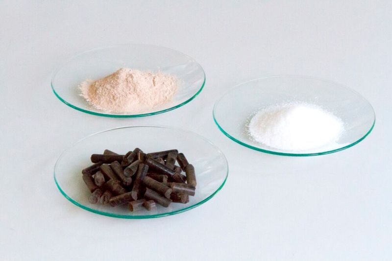Aus Gülle und Gärresten entstehen mit dem am Fraunhofer IGB entwickelten Verfahren wertvolle Phosphordünger (hinten), Stickstoffdünger (rechts) und als Torfersatz einsetzbare Bodenverbesserer (vorne). (Bild: Fraunhofer IGB)