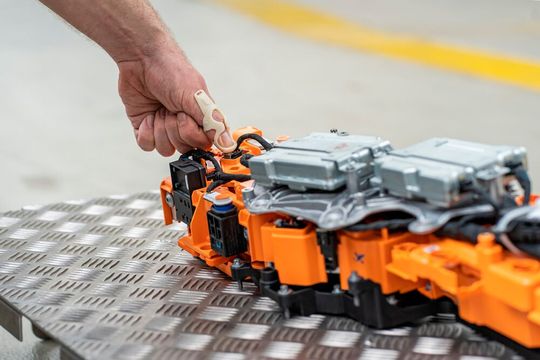 Mit einem Showcase auf der Hannover Messe zeigten die Forschenden, was aktuell möglich ist. Sie druckten für Besuchende individuelle Fingerorthesen aus einem vollständig kompostierbaren Kunststoff.(Bild:  Fraunhofer IPK / Larissa Klassen)