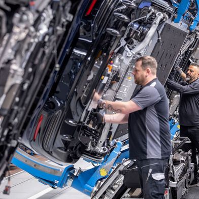 Mercedes-Benz verschiebt eine tarifliche Sonderzahlung an seine Beschäftigten. (Bild: Mercedes-Benz)