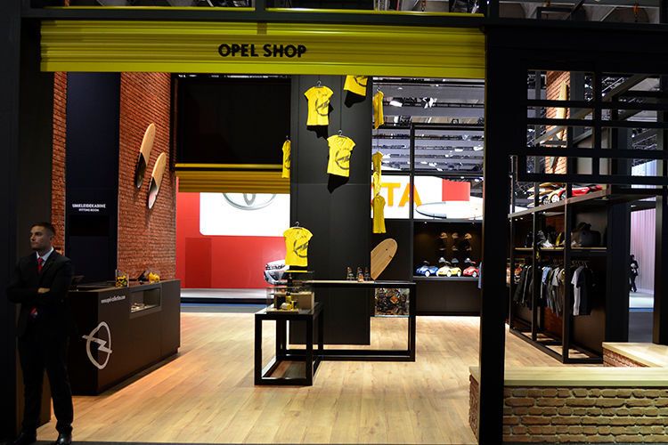 Fabrikatsgebrandete Accessoires präsentiert Opel in einem Stand-Shop. (Rehberg/»kfz-betrieb«)
