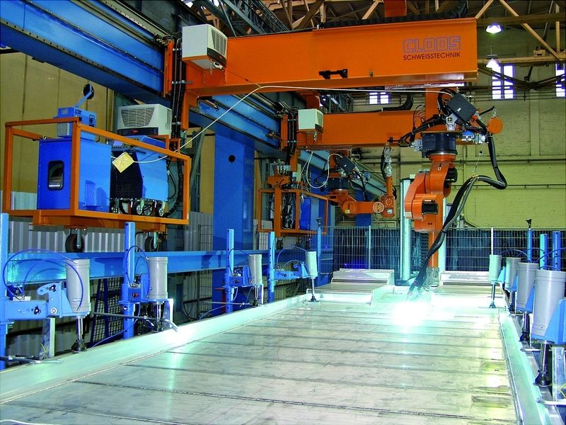 Bild 3: In einem separaten Wagen bewegt sich die Schweißstromquelle Quinto sowie die Drahtspule parallel zum Roboter. (Archiv: Vogel Business Media)