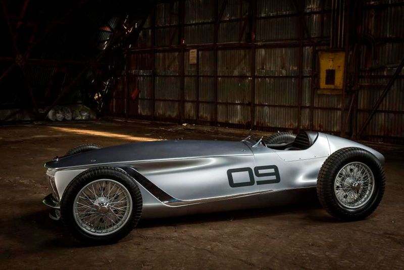 Den Prototype 9 kennzeichnen glatte, aerodynamische Flächen, eine lange Motorhaube und kurze Überhänge, ein frei stehendes Cockpit und ebenfalls frei stehende Räder. (Infiniti)