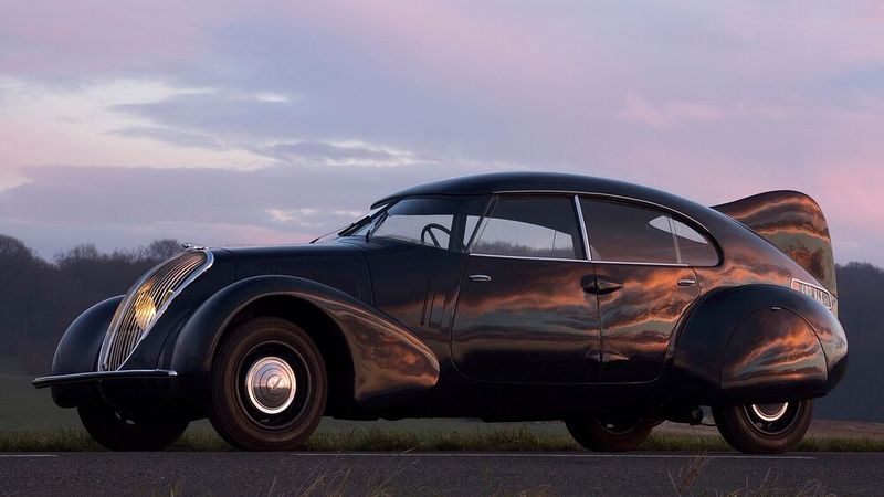 Zu viel Avantgarde funktionierte nicht einmal in Paris: 1936 präsentierte Peugeot den 402 Andreau mit Flugzeugfinne. Das Fahrzeug war in zahlreichen Versionen lieferbar – unter anderem Limousine, Cabriolet, Decouvrable (Cabriolimousine), Roadster, Klappdach-Cabrio, Kombi und Camionette (Kasten- oder Pritschenwagen). Es gab bis zu 16 Karosserievarianten. (Bild: Peugeot)
