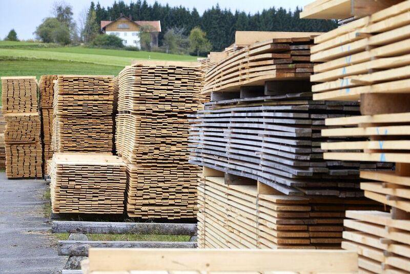 Die Bayerische Landesanstalt für Wald und Forstwirtschaft (LWF) und das Holzforum-Allgäu haben jetzt bewiesen, dass heimische Holzprodukte in Sachen Emissionen den nicht-heimischen Produkten überlegen sind – was nicht nur den Transport betrifft.