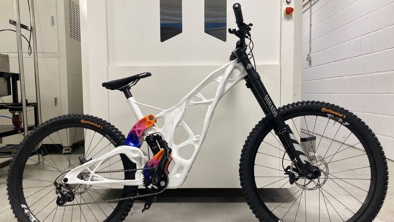 Brose und Synera haben ihre Kompetenzen gebündelt und zeigen mit dem Bike, wie sich automatisierte und algorithmische Design- und Automatisierungsfähigkeiten in Kombination mit AM-Fertigungsexpertise in der anspruchsvollen Downhill-Welt bewähren. (Bild:  Synera)