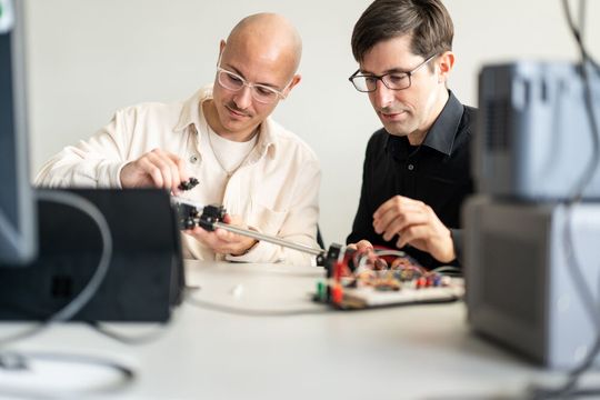 „Der neue Forschungsraum ist mehr als nur ein Labor für ein konkretes Forschungsprojekt, er wird auch Teil der Ausbildung an der FH Dortmund sein“, betont Prof. Dr. Jens Kirchner (r.).(Bild:  Mike Henning/FH Dortmund)