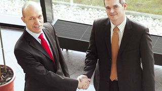 Vertragsabschluss. Lintec-Vorstand Thomas Goletz und Chiligreen-Inhaber und Geschäftsführers Gerald Wirtl (Archiv: Vogel Business Media)