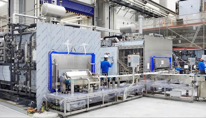 Gefriertrockner sowie Be- und Entladesysteme von Telstar gehören zu den wichtigsten Erweiterungen des Syntegon Portfolios für die Vialabfüllung. (Bild: Syntegon)