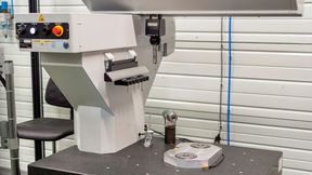 Die neue 3D-Messmaschine „MiSTAR 555“ von Mitutoyo ist bei Méca-Précis in einer robotergesteuerten Messzelle installiert. Ihre Genauigkeit sei über einen weiten Temperaturbereich gewährleistet, was an ihrem effizient arbeitenden Absolut-Encoder liege. (Bild: Mitutoyo)