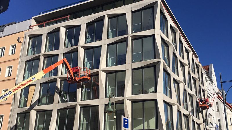 Glasbrüstung mit Betonelementen. (Bild: PGG Gerstner)