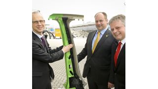 In einem gemeinsamen Forschungsprojekt fertigten Wissenschaftler des Instituts fürLeichtbau und Kunststofftechnik der TU Dresden, der Mitras Composites SystemsGmbH, der Leichtbau-Zentrum Sachsen AG und der Porsche AG eine B-Säulen-Demonstratorstruktur in Multi-Material-Design. V.l.n.r.: Dr. Thomas Heber (Abteilungsgeschäftsführer Carbon Composites e. V. Abteilung CC Ost), Dirk Hilbert (1. Bürgermeister der Landeshauptstadt Dresden) und Prof. Dr. Hubert Jäger (Inhaber der Professur für Systemleichtbau und Mischbauweisen an der TU Dresden). (Bild: Dresden Marketing)