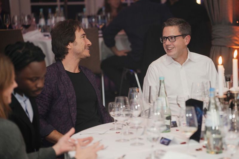 Ob Magier Nicolai Friedrich das Geheimnis seiner Tricks verrät? Tobias Teske (Vogel IT-Medien) hofft auf eine Antwort. (Bild: Manuel Emme Fotografie)