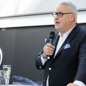 Jean-Marc Diss, Leiter Global Sales & Marketing Mercedes-Benz Trucks, sprach bei der Einweihung des neuen Customer Experience Centers.(Bild:  Daimler Truck AG)