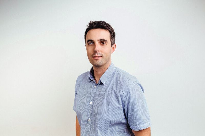 Dipl.-Ing. Adnan Basic, Lead Engineer Process Automation bei Rösberg: „Es war schon eine Herausforderung in der extrem kurzen Zeitspanne, die nach dem mechanischen Umbau noch zur Verfügung stand, derart umfangreiche Änderungen an einer Bestandsanlage vorzunehmen und die komplexe Sicherheitssteuerung anzupassen.“  (Rösberg)