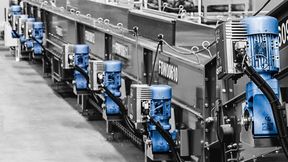 Insbesondere in großen Intralogistikprojekten können durch eine ausgewogene Kombination aus Variantenreduzierung und Energieeffizienz reduzierte Gesamtbetriebskosten (TCO) erreicht werden. (Bild: Nord Drivesystems)