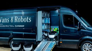Dieser Sprinter dient acht Robotern als mobiler Belade- und Transport-Hub. (Daimler AG)